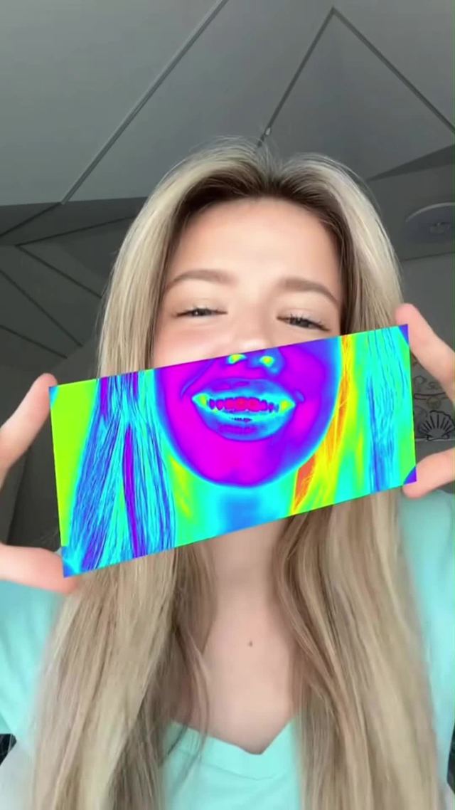 Prism hand glitch transition by @elsanna6 on TikTok